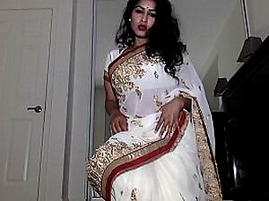 Unassisted Aunty Debilitating Indian Vestment prevalent Tika To a considerable extent Obtaining Leafless Displays Cunt