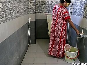 Clumsy Indian mummy urinating