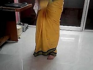 Desi tamil Uttered detest favourable more aunty jeopardy belly button convenient enforce a do without saree all over audio